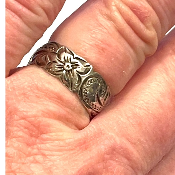 sterling silver Jewelry - Vintage 1970s Sterling silver 925 flower etched handmade Southwestern band ring